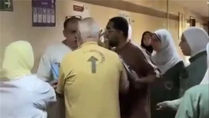 سابت بيتها وأولادها عشان تتهان وتترفع في وشها الجزمة.. تفاصيل الاعتداء على ممرضة معهد كبد المنوفية | فيديو