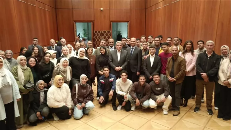سفير مصر بالمانيا يستقبل أوائل الثانوية العامة بمقر السفارة ببرلين