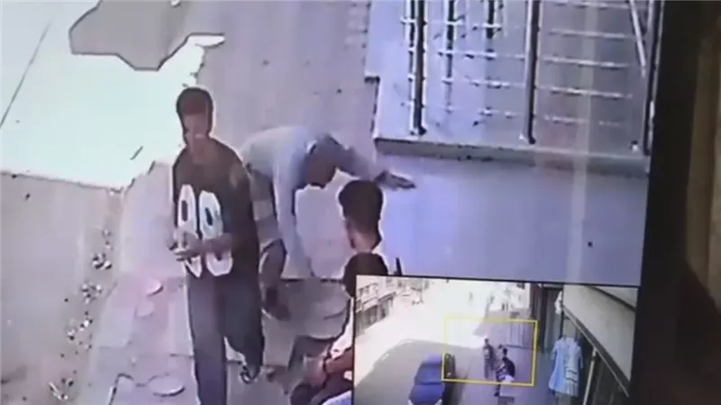 لقطات أثارت الغضب.. تفاصيل ضبط 3 شباب اعتدوا بالضرب على مسن بالفيوم