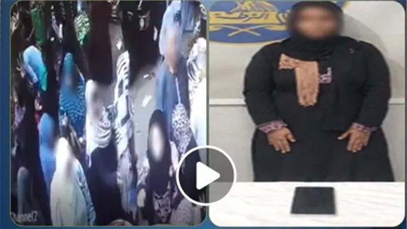 مدت إيدها في الشنطة وسط الزحمة.. تفاصيل ضبط سيدة لسرقة هاتف في البحيرة | فيديو