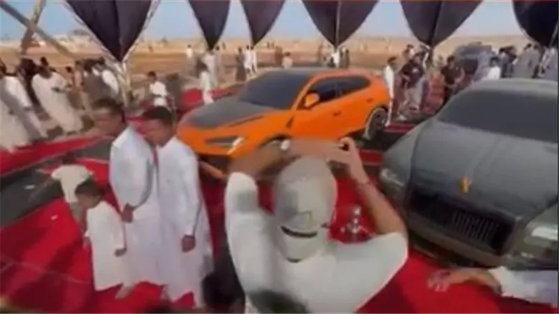 بورش ولامبورجيني في الكوشة.. هدايا غير متوقعة لعريس بمطروح تثير الجدل | فيديو