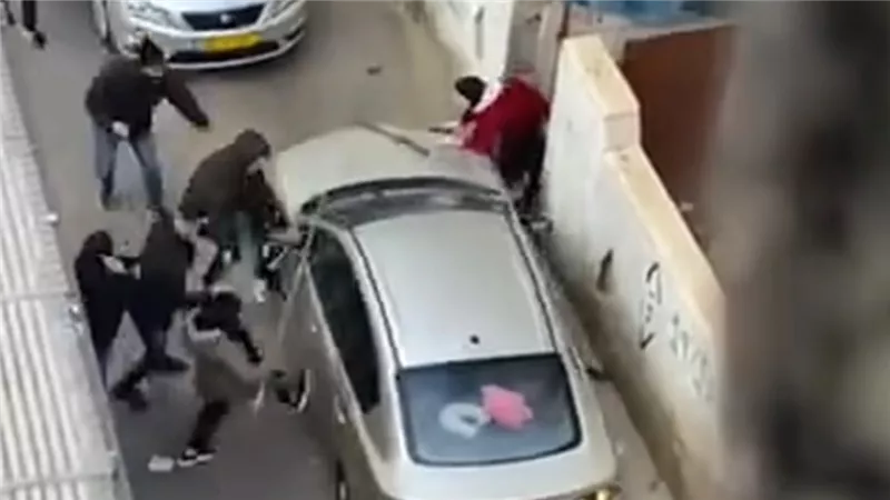 دهسهم بالسيارة واصطدم بأخرى.. فيديو متداول لدهس أشخاص وإصابة سيدتين يثير الغضب