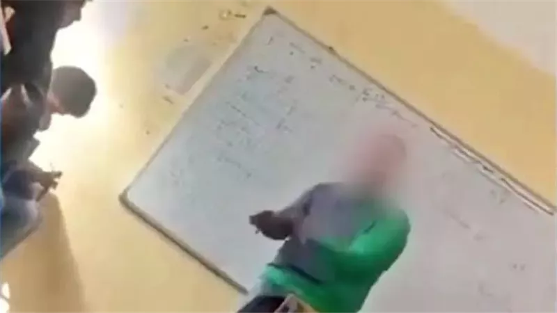 ألفاظ خادشة في الحصة.. القصة الكاملة لفيديو فضيحة مدرس الفيزياء بدمياط | شاهد