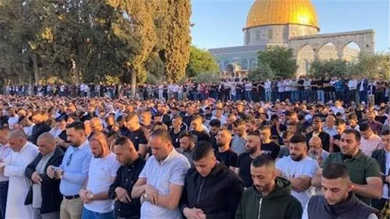 استمرار صلاة الجمعة بالمسجد الأقصى وانتظام الحياة في القدس وسط تدابير أمنية مشددة