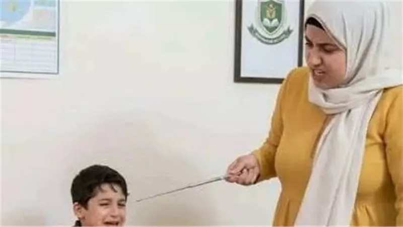 والنبي ارحميني يا ميس.. تفاصيل ضبط المعلمة المتهمة بالاعتداء على تلميذ 
