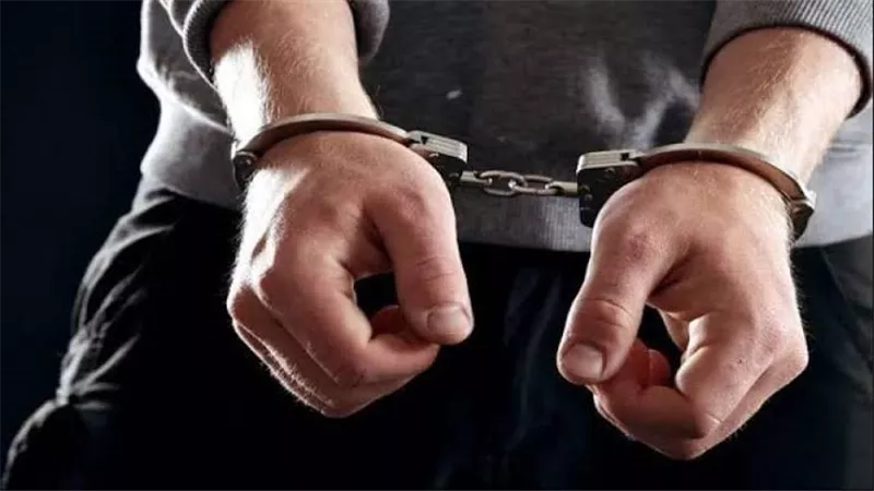 طلبتا منه المساعدة بنقل أغراضهما.. تفاصيل ضبط حارس عقار اعتدى على ربة منزل وابنتها ببولاق الدكرور
