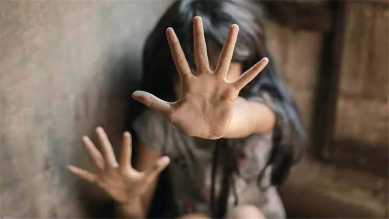 استغل براءتها جوه السوبرماركت واستفرد بيها وهي بتشتري بونبوني.. تفاصيل الحكم على مصفف شعر تحرش بطفلة بالشرقية