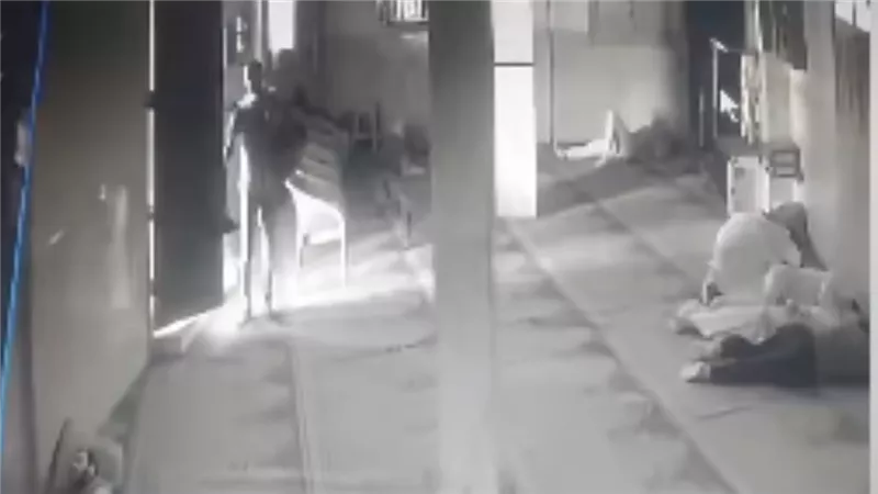 مسافر يعمل عملية قلب لابنه وسرقوه في المسجد.. مأساة أب بشبرا الخيمة تتحول لنداء إنساني | فيديو