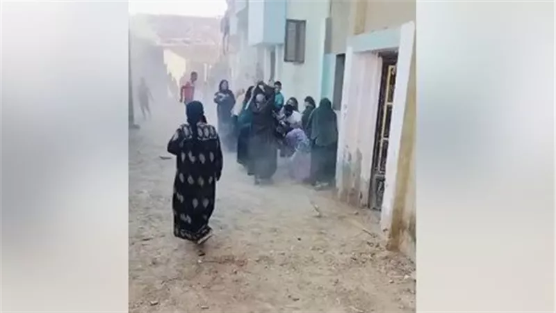 شاب تعدى على فتاتين فتجمعوا على شقيقته.. تفاصيل جديدة عن مشاجرة سنرو بالفيوم | فيديو
