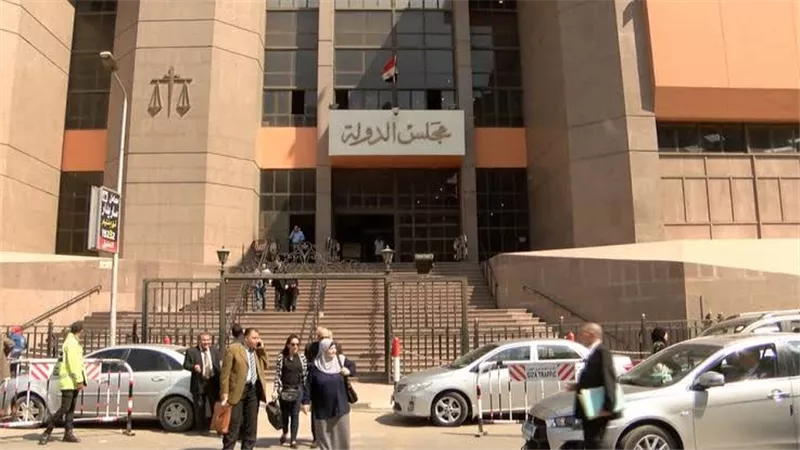 قرار جديد من القضاء الإداري بشأن حظر عمل السيدات بالخارج في الكافيهات