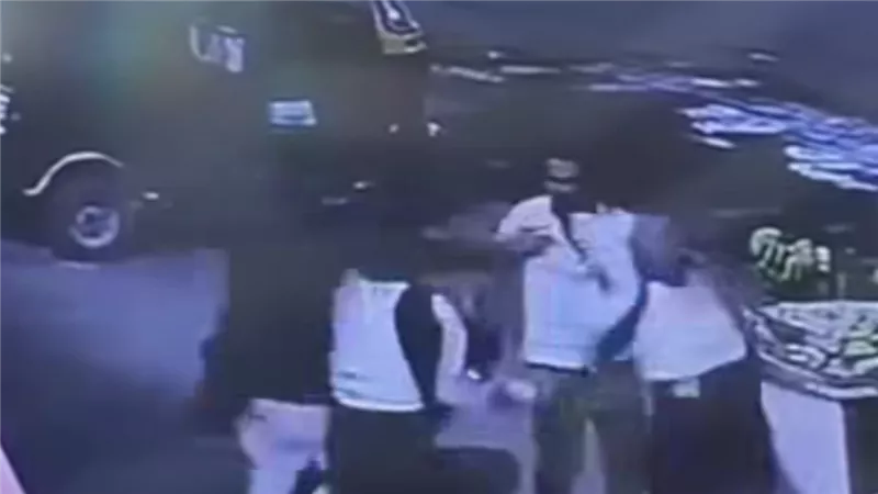 سحل وضرب في الشارع أثار غضب الملايين على السوشيال ميديا... كواليس جديدة تفجرها أسرة المتهم في مأساة قرية سنرو