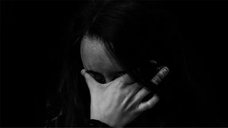 اعتدى عليها وساومها على صورها الفاضحة.. تفاصيل الحكم على عامل ابتز فتاة بالمنيا