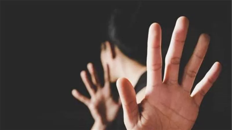 استغل الزحمة.. تفاصيل ضبط عامل بتهمة التحرش بسيدة داخل ميكروباص في حدائق أكتوبر 