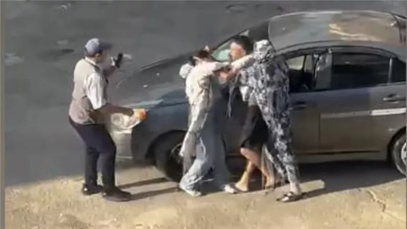 سحل وضرب في الشارع.. لقطات صادمة لتعدي شخص على طليقته بالإسماعيلية | فيديو 