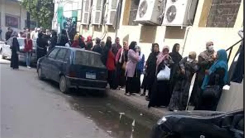 شباب المنيا ينهون أزمة التكدس أمام ماكينات الصرف | فيديو