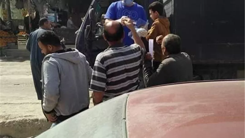 حملة شبابية توزع 1000 كمامة و200 ورقة توعية ضد كورونا أمام البنوك والمواقف بشوارع الصف | صور