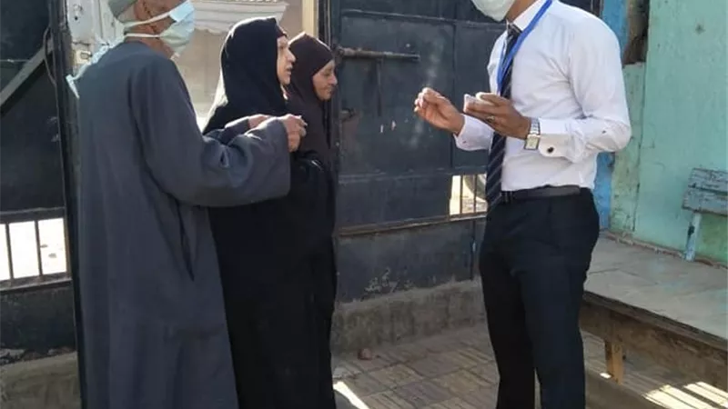 مجموعة شبابية بالكداية تعقم القرية وتنظم مستحقى المعاشات وتوزع كمامات عليهم | صور