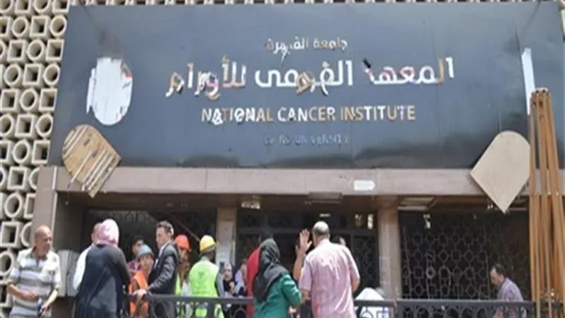 بعد إصابة 17 طبيبا وممرضا بفيروس كورونا.. طبيب تخدير يكشف عن كارثة في معهد الأورام 