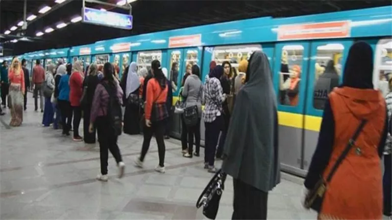 وزير النقل: عدد ركاب المترو اقترب من مليون اليوم.. الناس مبقتش خايفة | فيديو