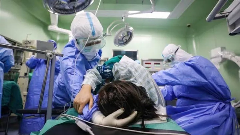 يحدث في دولة عربية .. هروب أطباء من غرفة عمليات بعد الاشتباه بإصابة زملائهم بكورونا | فيديو 
