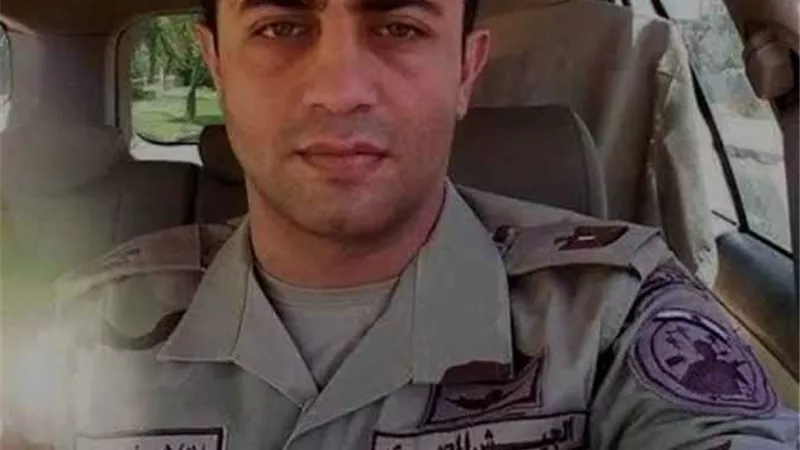 والدة الشهيد شريف عمر: ريحة ابني في العلم اللي اتلف بيه جثمانه.. وهو اللي طلب يروح سيناء | فيديو