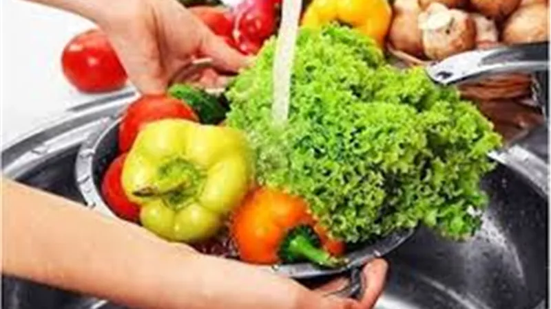طريقة غسل الخضروات الطازجة بالماء والصابون للوقاية من فيروس كورونا | فيديو 