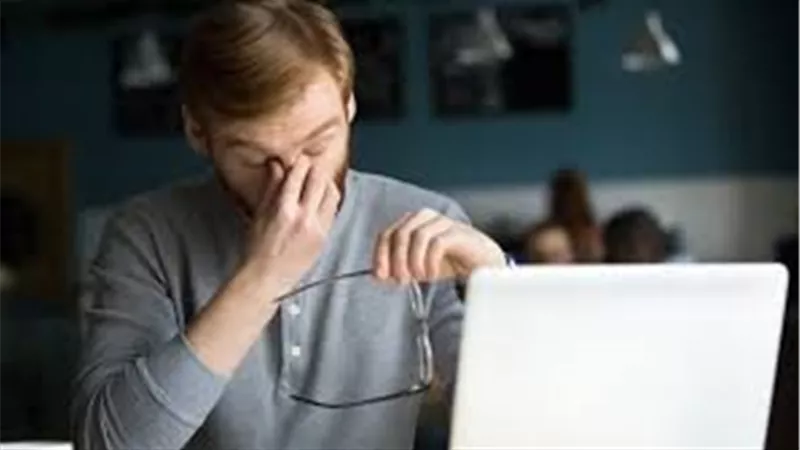 كيف تحمى عينك من الجلوس ساعات طويلة أمام الأجهزة الإلكترونية؟ | فيديو