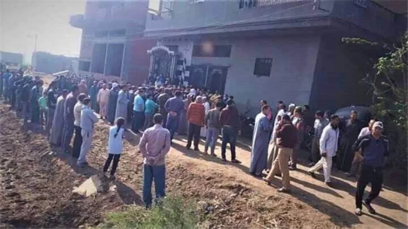 مأساة .. أهالي قرية بالدقهلية يتجمهرون لمنع دفن طبيبة ضحية فيروس كورونا .. والأمن يطلق الغاز المسيل للدموع | صور