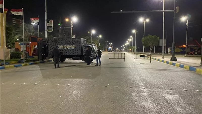 الحكومة تعلق على مد حظر التجوال في رمضان واجراءاته الجديدة