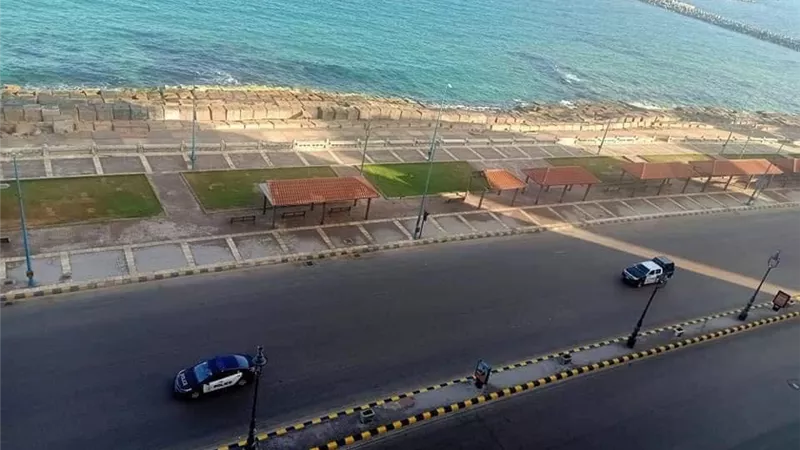 محافظ الإسكندرية: لم نرصد مخالفات.. مفيش مواطن واحد نزل البحر | فيديو