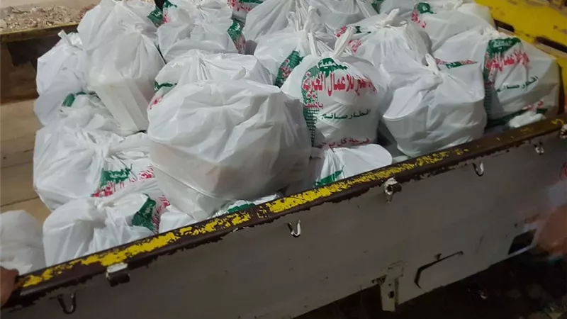 جمعية رواد الخير توزع الف وجبة على عمال مصانع الطوب بالصف