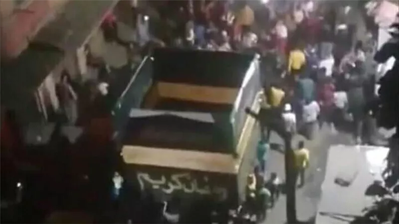طافوا بمجسم للكعبة.. القبض على منظمي مسيرة الاحتفال برمضان في الاسكندرية | فيديو