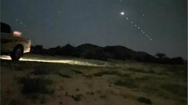 بالفيديو والصور.. ظهور أجسام مضيئة في سماء السعودية يثير الرعب 