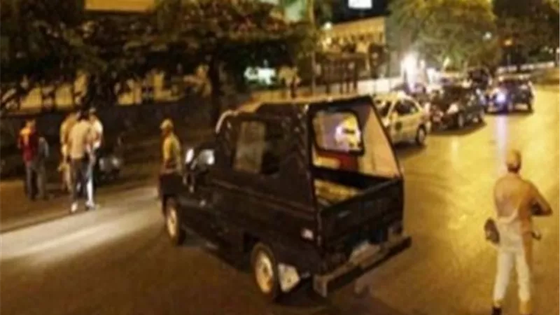 أول فيديو للحظة دهس محامي لضابط أثناء الحظر