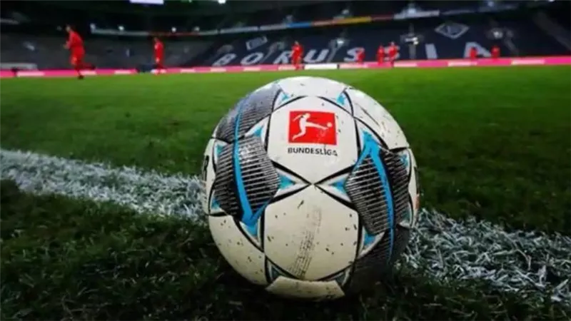 إصابة 14 لاعبا بفيروس كورونا بعد عودة الدوري الألماني 