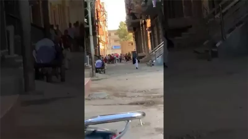 بالفيديو..إمام مسجد يهرب من صلاة العيد بعد مداهمة الشرطة