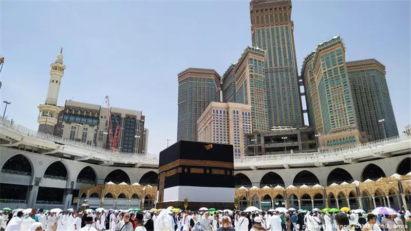 بعد تخفيف إجراءات الحظر.. قرار جديد من السعودية بشأن تأشيرات العمرة والرحلات الدولية 
