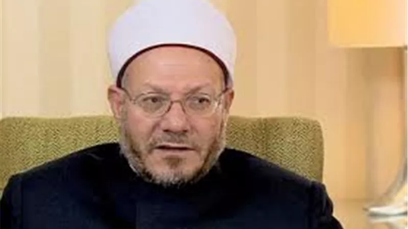 إطعام المسكين أم منحه أموال أيهما أفضل ؟ المفتي يجيب | فيديو