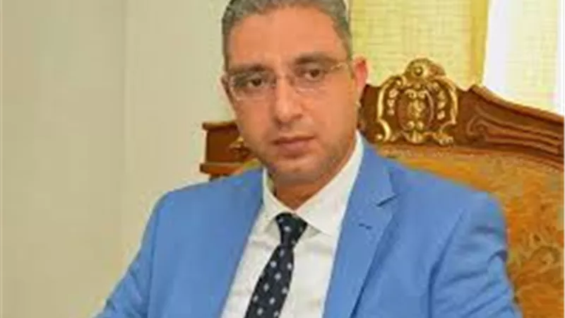 محافظ الفيوم يعزل كل الموقعين على فضيحة الأخطاء الإملائية بمنشور «القمامة» | فيديو 