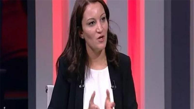 مرتدية عباءة ومتخفية ..نائبة محافظ الجيزة تتفقد حالة المرضى بمستشفى بولاق