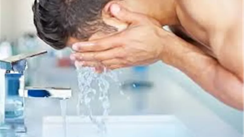 طبيب : غسل الوجه بالماء يزيل أعراض ضيق التنفس عند ارتداء الكمامة | فيديو 