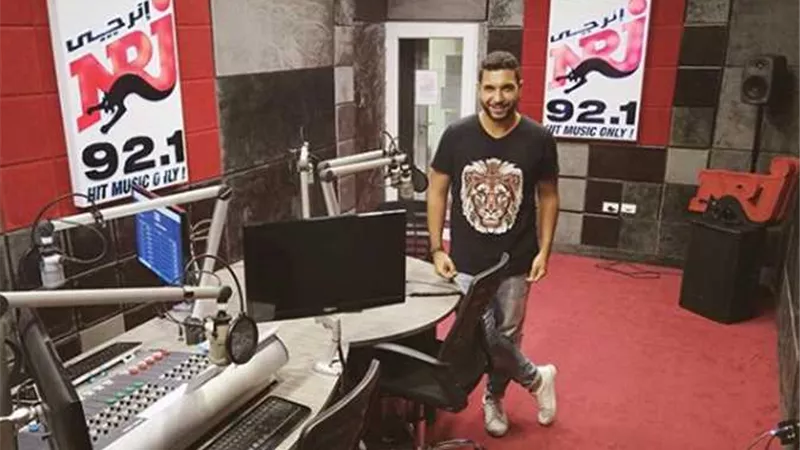 مذيع اينرجي باسم كميل يواصل تقديم برنامجه 