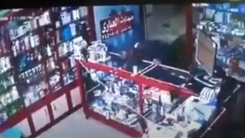 بالفيديو.. التفاصيل الكاملة لقيام مصاب بكورونا بلعق زجاج الصيدلية.. والأزهر: قاتل متعمد 