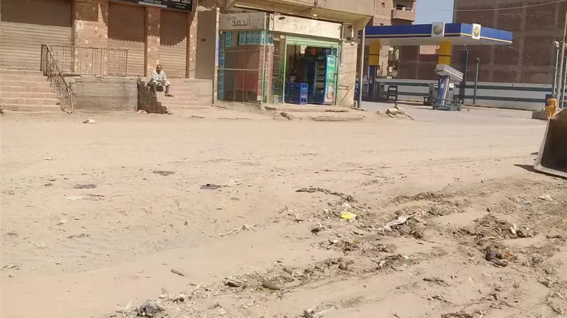 تجريد الطريق العام ورفع الاشغالات والقمامة والأتربة وفض الأسواق وكسح مياه الصرف بمركز الصف | صور