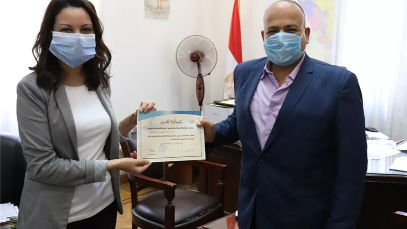 نائبة محافظ الجيزة تكرم مدير التضامن ومسئول الرائدات الريفيات بكرداسة لتفانيهم فى العمل