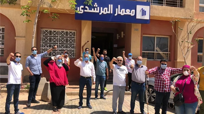 بعدما استغاثوا بسبب الاخلال ببنود العقد.. موظف بمعمار المرشدي يسخر من مطالب ملاك كومباوند دجلة بالمز
