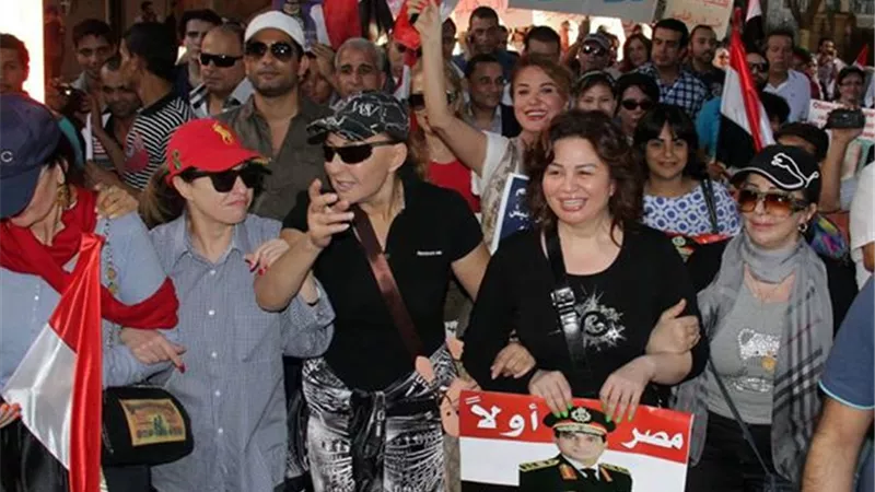 إلهام شاهين تروى ذكرياتها مع 30 يونيو : معركتى كانت كبيرة مع الإخوان | فيديو