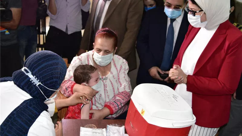 بعد نجاح مصر في الحصول على اللقاح بالحقن .. وزيرة الصحة تطلق المبادرة القومية لتطعيم الأطفال 