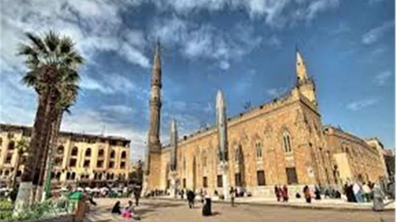 غلق مسجد الحسين وإحالة الأئمة والعاملين للتحقيق 