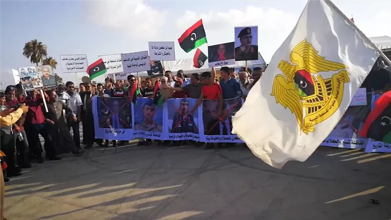 رافعين علم مصر وصور السيسي.. مظاهرات حاشدة في ليبيا بعد تدمير الدفاعات الجوية التركية بقاعدة الوطية | فيديو